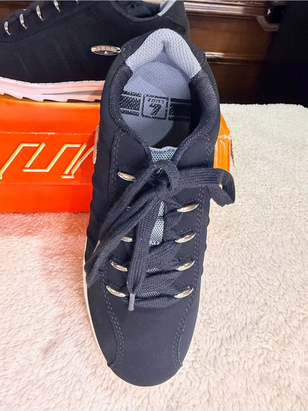 988. NIB SIZE M/7-W/8.5  Navy and White Men's Athletic Low-Top Sneaker